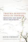Trauma-Sensitive Yoga in Therapy: Bringing the Body Into Treatment (en Inglés)