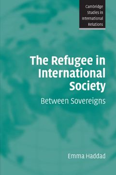 portada The Refugee in International Society Paperback: Between Sovereigns (Cambridge Studies in International Relations) (en Inglés)