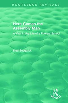 portada Here Comes the Assembly Man: A Year in the Life of a Primary School (Routledge Revivals) (en Inglés)