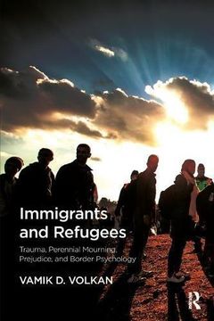 portada Immigrants And Refugees: Trauma, Perennial Mourning, Prejudice, And Border Psychology (en Inglés)
