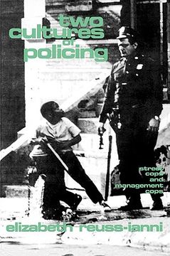 portada Two Cultures of Policing: Street Cops and Management Cops (en Inglés)
