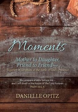 portada Moments: Mother to Daughter, Friend to Friend-Together in Scripture at the Table of God's Presence (in English)