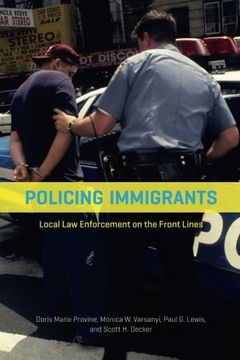 portada Policing Immigrants: Local Law Enforcement on the Front Lines (Chicago Series in Law and Society) (in English)