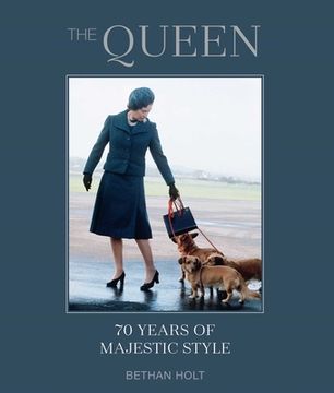 portada The Queen: 70 Years of Majestic Style (en Inglés)