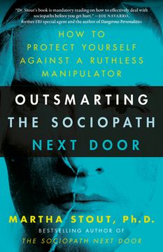 portada Outsmarting the Sociopath Next Door: How to Protect Yourself Against a Ruthless Manipulator (in English)