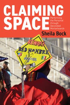 portada Claiming Space: Performing the Personal Through Decorated Mortarboards (en Inglés)