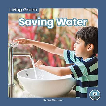 portada Saving Water (Living Green) (en Inglés)