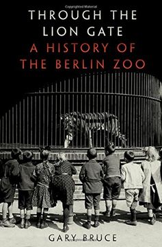 portada Through the Lion Gate: A History of the Berlin Zoo (en Inglés)