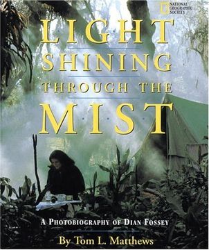 portada Light Shining Through the Mist: A Photobiography of Dian Fossey (Photobiographies) (in English)
