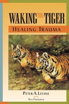 portada Waking the Tiger: Healing Trauma (libro en Inglés)