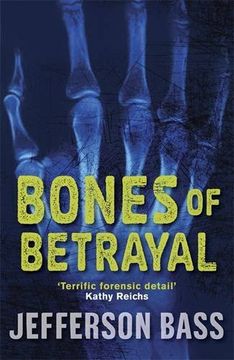 portada Bones of Betrayal: A Body Farm Thriller (The Body Farm) (en Inglés)