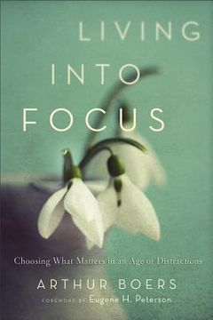 portada living into focus: choosing what matters in an age of distractions