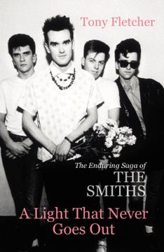 portada A Light That Never Goes Out: The Enduring Saga of the Smiths (en Inglés)