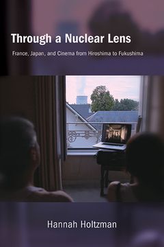 portada Through a Nuclear Lens: France, Japan, and Cinema from Hiroshima to Fukushima (en Inglés)