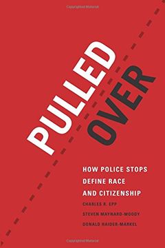 portada Pulled Over: How Police Stops Define Race and Citizenship (Chicago Series in law and Society) 