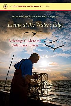 portada Living at the Water's Edge: A Heritage Guide to the Outer Banks Byway (Southern Gateways Guides) (en Inglés)