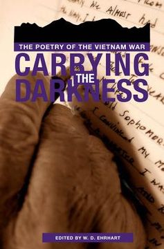 portada carrying the darkness: the poetry of the vietnam war (en Inglés)