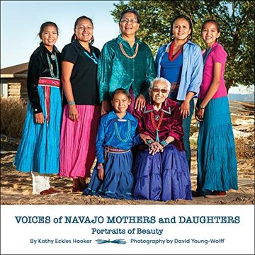 portada Voices of Navajo Mothers and Daughters: Portraits of Beauty (en Inglés)