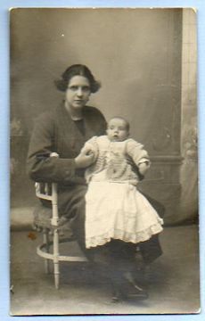 portada antigua fotografía: mujer con niña. trasera: post card.