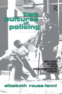 portada Two Cultures of Policing: Street Cops and Management Cops (en Inglés)