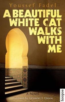 portada A Beautiful White Cat Walks with Me: A Novel (Hoopoe Fiction)