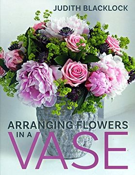 portada Arranging Flowers In A Vase (en Inglés)