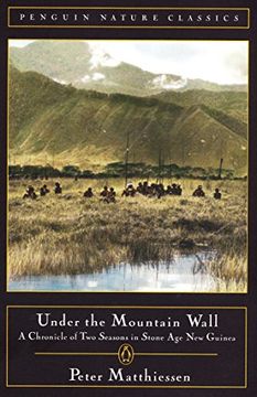 portada Under the Mountain Wall: A Chronicle of two Seasons in Stone age new Guinea (Penguin Nature Classics) (en Inglés)