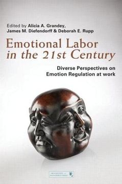 portada Emotional Labor in the 21st Century: Diverse Perspectives on Emotion Regulation at Work (en Inglés)