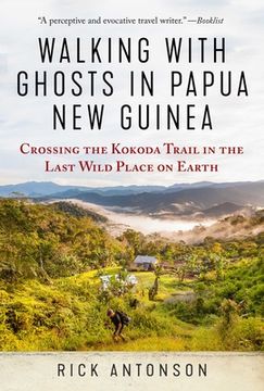 portada Walking with Ghosts in Papua New Guinea: Crossing the Kokoda Trail in the Last Wild Place on Earth (en Inglés)