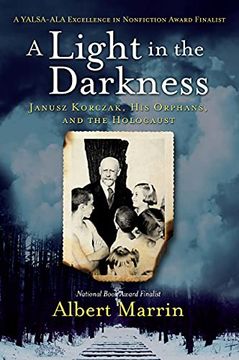 portada A Light in the Darkness: Janusz Korczak, His Orphans, and the Holocaust (en Inglés)