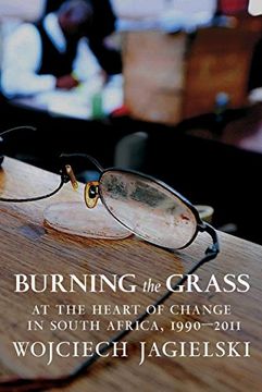 portada Burning the Grass: At the Heart of Change in South Africa, 1990-2011 (en Inglés)