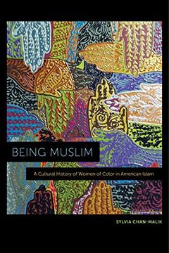 portada Being Muslim: A Cultural History of Women of Color in American Islam (en Inglés)