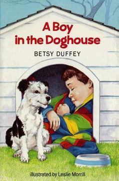 portada a boy in the doghouse (en Inglés)