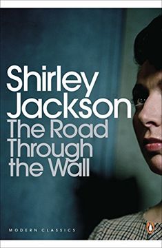 portada The Road Through the Wall (Penguin Modern Classics) (in English)
