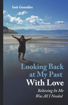 portada Looking Back At My Past With Love: Believing In Me Was All I Needed (en Inglés)