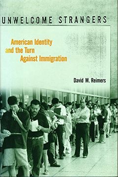 portada Unwelcome Strangers: American Identity and the Turn Against Immigration (en Inglés)