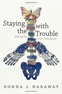 portada Staying with the Trouble: Making Kin in the Chthulucene (Experimental Futures) (in English)